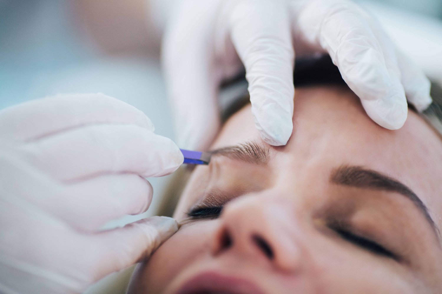 Makijaż zaczyna się od 'naszkicowania' nowego zarysu brwi