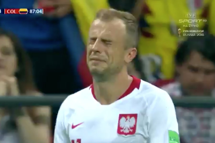 Kamil Grosicki płacze w trakcie meczu z Kolumbią.