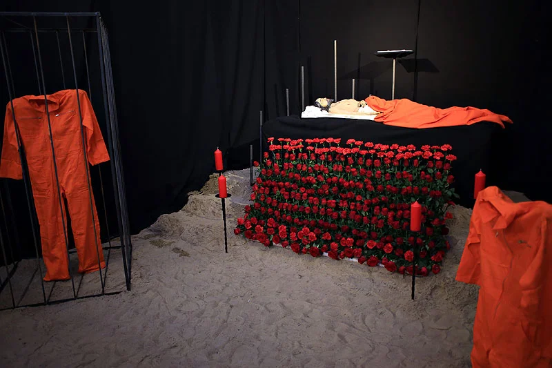 Instalacja przypomina o ofiarach terrorystów takich, jak Muath al-Kasaesbeh, James Foley, Kenji Goto, Harun Yukawa i dziesiątkach tysięcy innych.