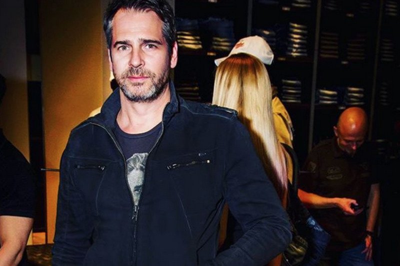 Paweł Deląg większą część roku spędza w Rosji. Od pewnego czasu jednak jeździ po Polsce ze sztuką "Być jak Elizabeth Taylor". To sprawiło, że mediom udało się podpatrzeć go na spotkaniu z Ewą Misiak.