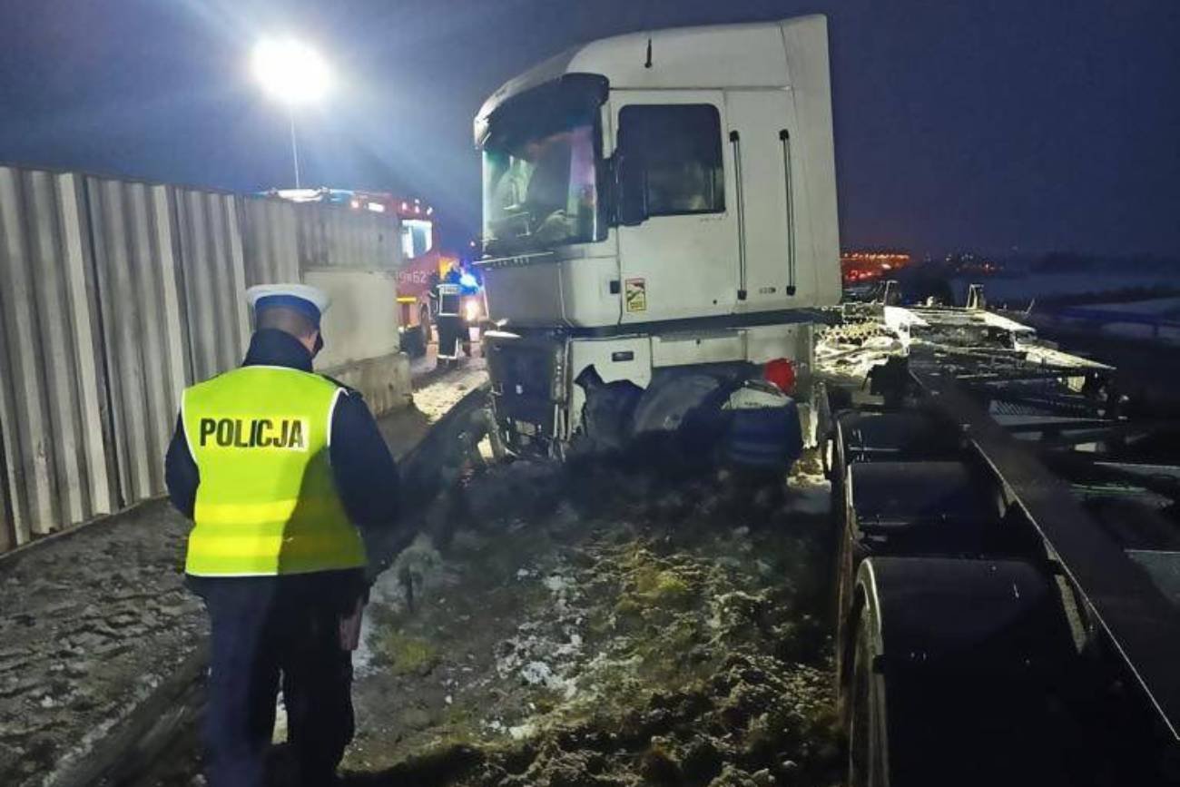 Pomorze karambol. Kontener spadł na jezdnię