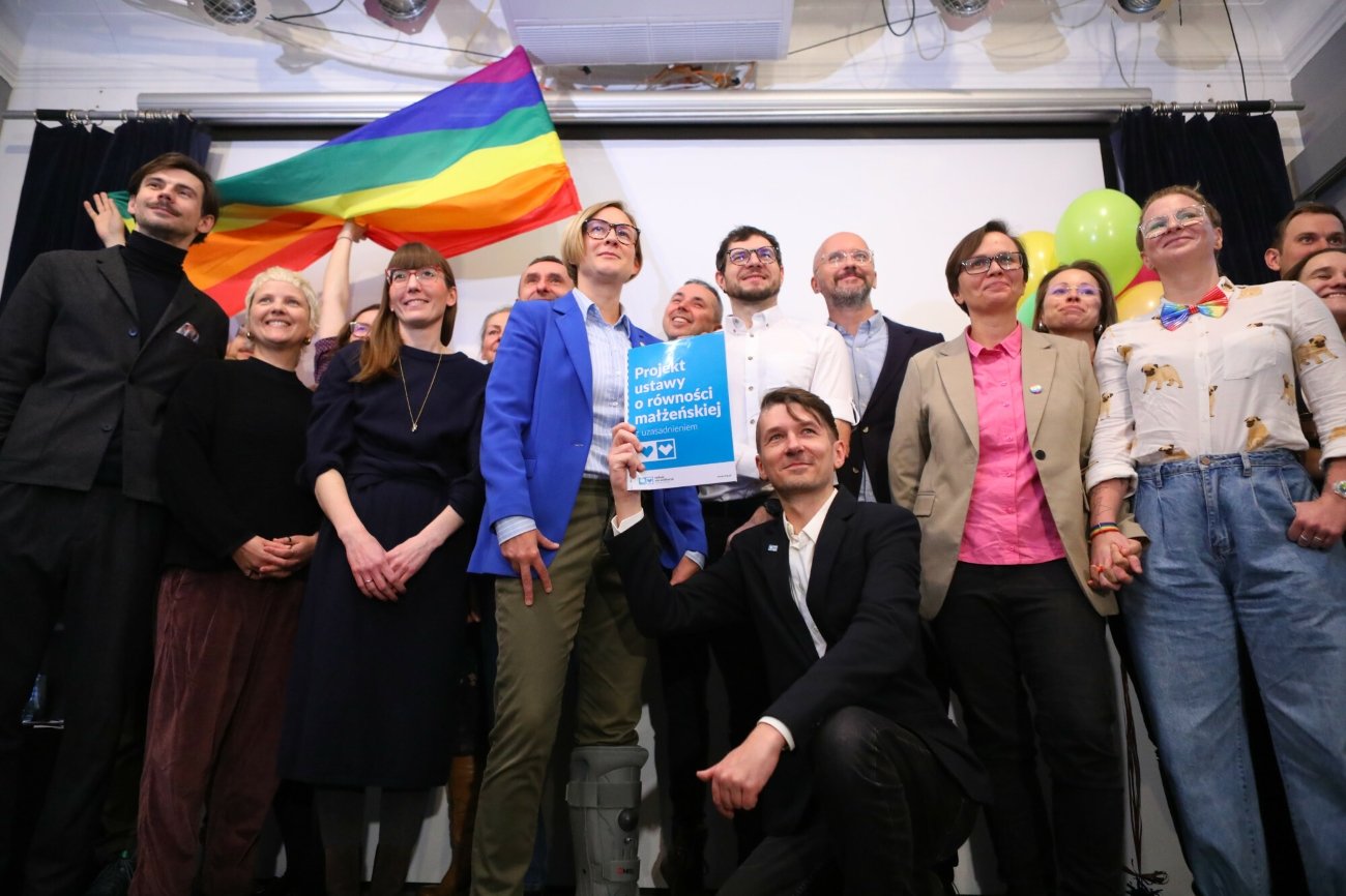 12.12.2023, Warszawa. Konferencja Koalicji na Rzecz Związków Partnerskich i Równości Małżeńskiej w sprawie rozstrzygnięcia przez Europejski Trybunał Praw Człowieka w Strasburgu kwestii ochrony prawnej związków osób tej samej płci w Polsce.