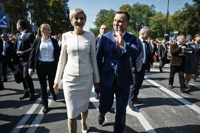 Dzień wcześniej, prezydent był jeszcze z małżonką na dożynkach w Spale.