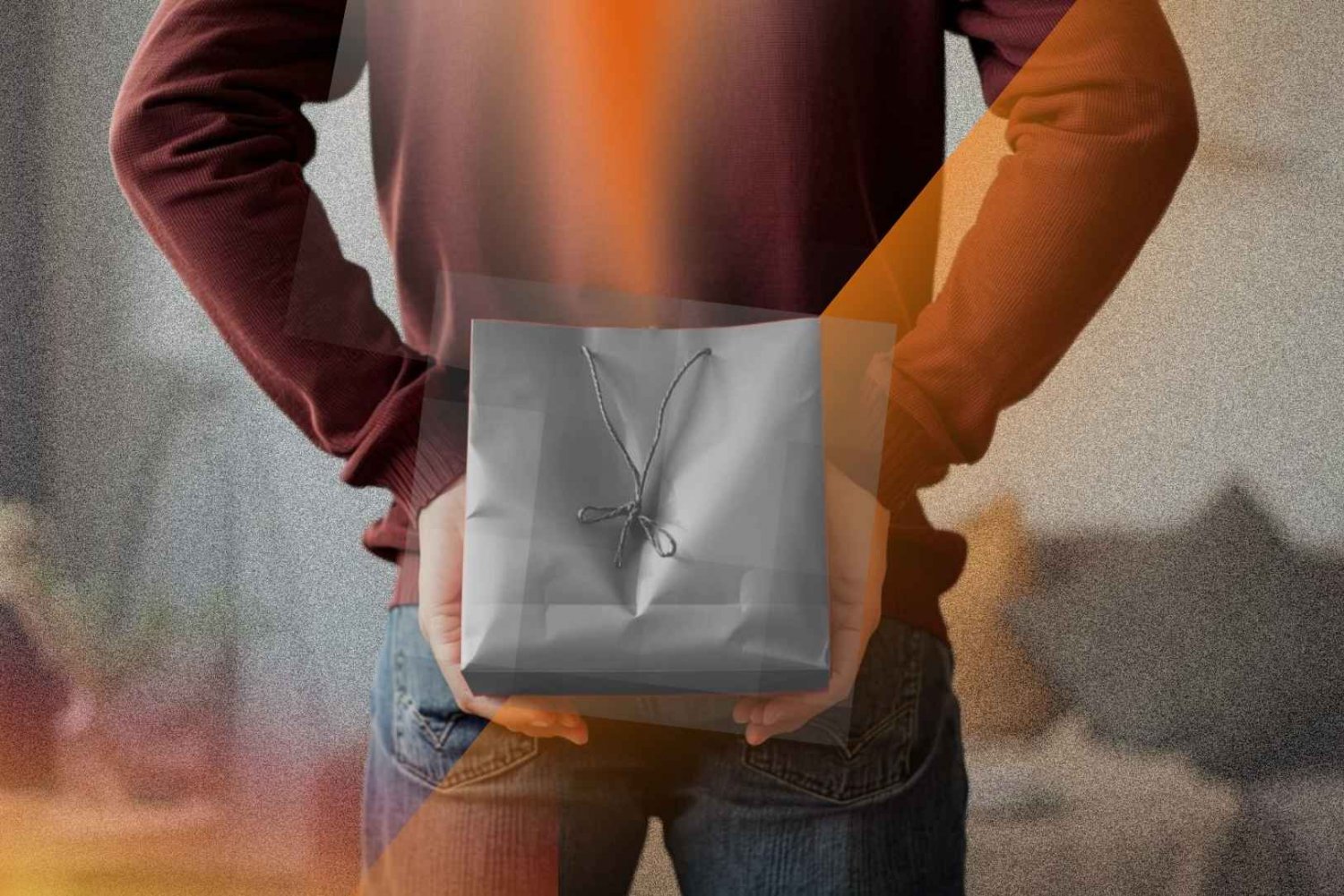 Taki prezent to już obciach i żenada. Mężczyzna z torebką z prezentem za plecami
