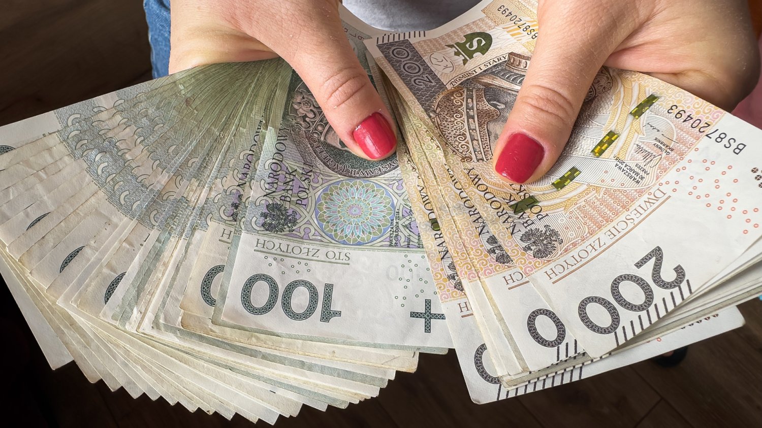Prawie 7 tys. zł dodatkowej emerytury. Trzeba jednak skończyć 100 lat Emerytura honorowa w 2026. Kto może ją dostać bez pracy?
