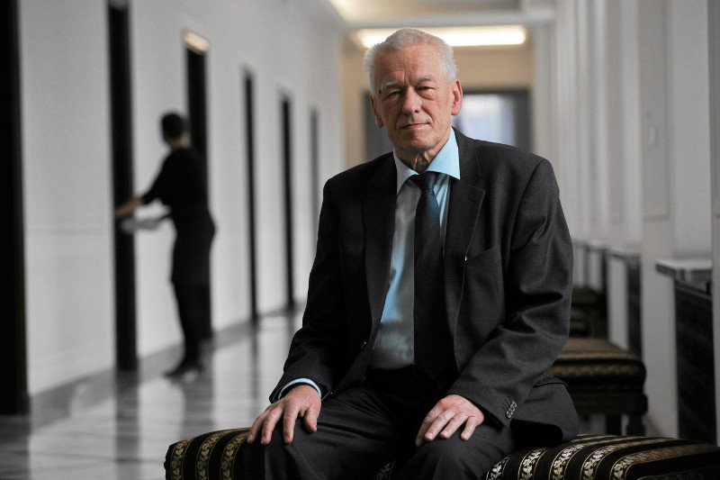 Kornel Morawiecki najpierw mówił, że poprosił posłankę by zagłosowała za niego, a teraz się tego wypiera.