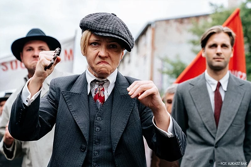 Akcja serialu "KRÓL" rozgrywa się w 1937 roku w przedwojennej Warszawie, w której zacięta walka o władzę toczy się również na ulicach miasta