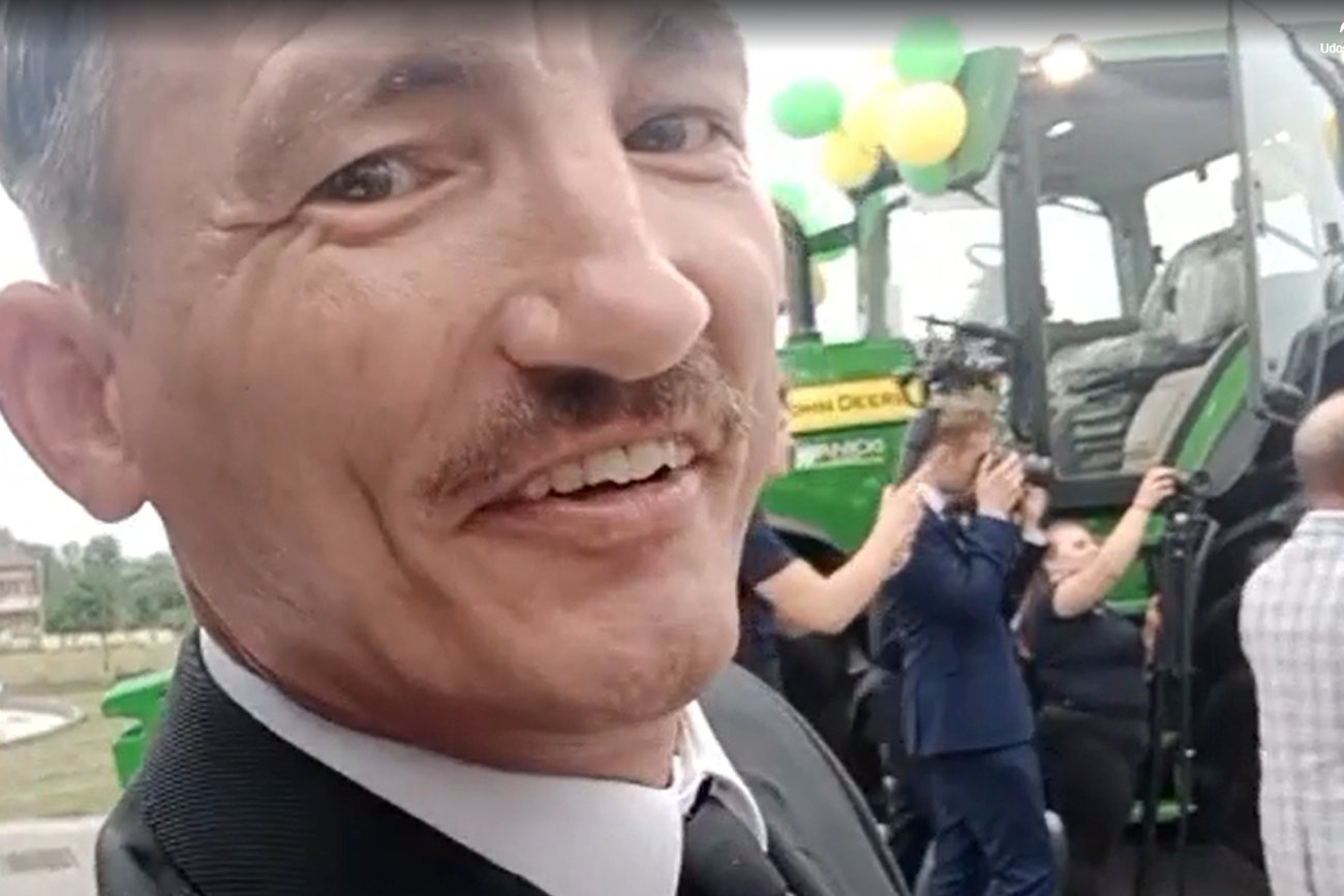 Wiceminister rolnictwa wziął ślub z pompą, dostał ciągnik