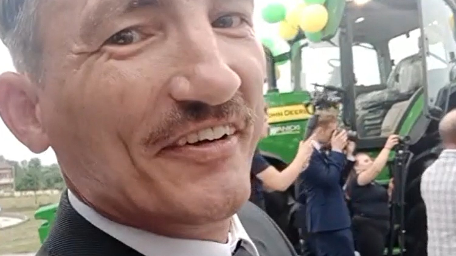 Wiceminister rolnictwa wziął ślub z pompą, dostał ciągnik