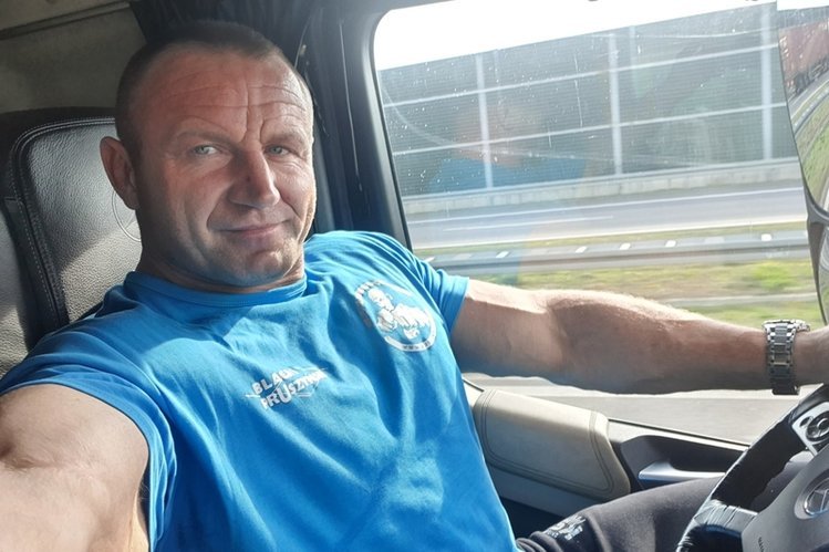 Mariusz Pudzianowski chwalił się zdjęciami w ciężarówce. Teraz jego firma może mieć kłopoty.