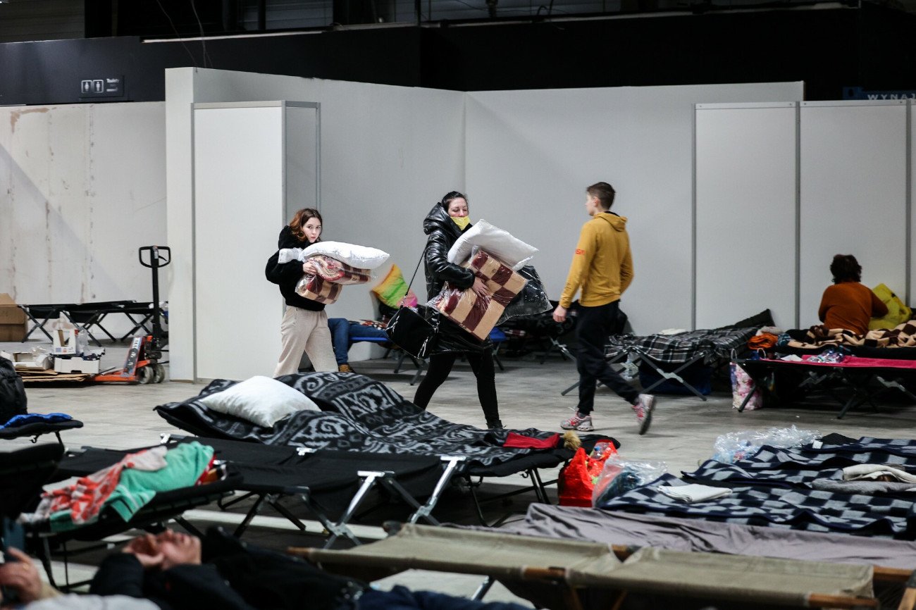 W centrach pomocy humanitarnej dla uchodźców z Ukrainy przebywają setki lub tysiące osób. Łatwo o rozprzestrzenianie się tam chorób.