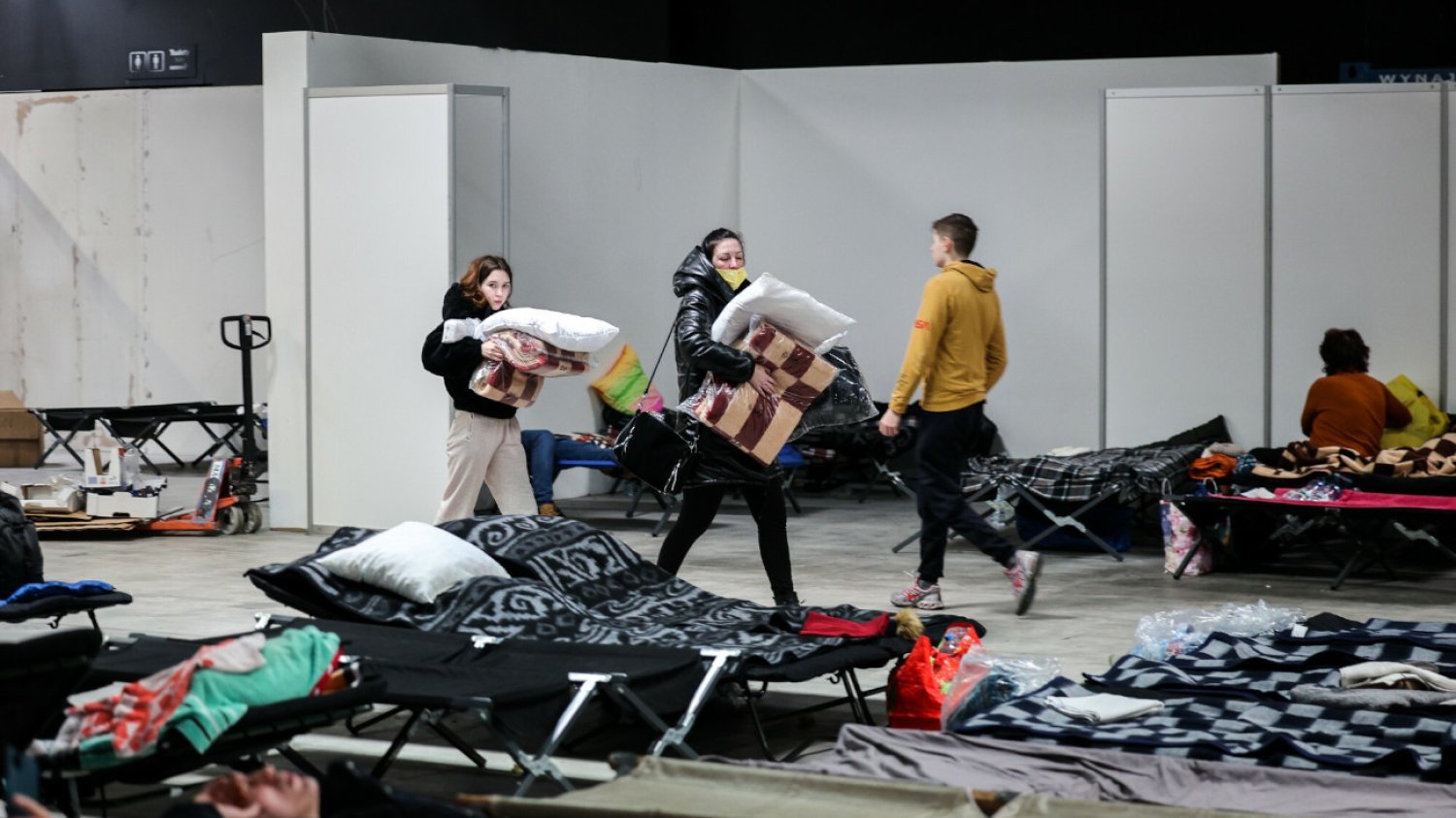 W centrach pomocy humanitarnej dla uchodźców z Ukrainy przebywają setki lub tysiące osób. Łatwo o rozprzestrzenianie się tam chorób.