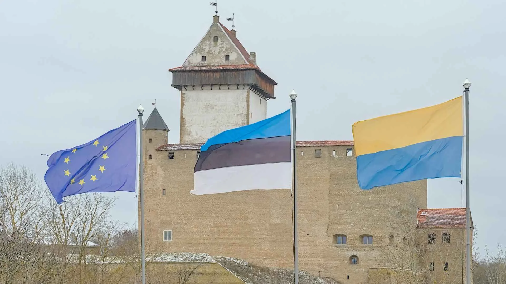 Estonia zbroi Narwę. Właśnie tu Putin może sprawdzić 5. artykuł NATO flagi: UE, Estonii, Narwy