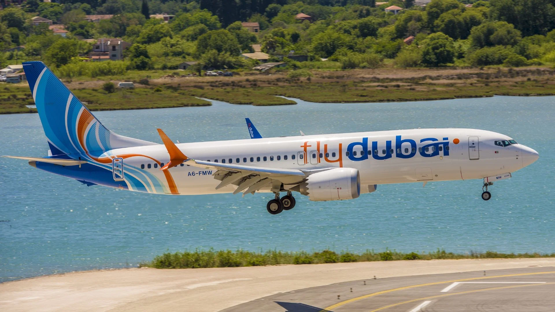 Bójka pilotów w kokpicie flydubai. Komunikat o porwaniu i poderwane myśliwce