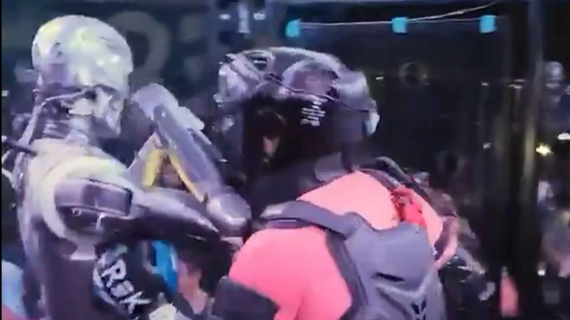 Pokazali pierwszą walkę człowieka z robotem. Prawdziwy przeciwnik stał obok ringu