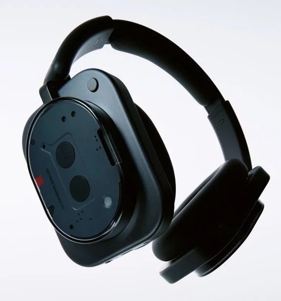 Red Dot 2026: niemal 40 jurorów, tysiące produktów. Nagrody dla iPhone'a 17 Pro i Nothing Czarne nauszne słuchawki Nothing Headphone (1) z przezroczystym panelem odsłaniającym wnętrze, laureat nagrody Red Dot 2026 za design