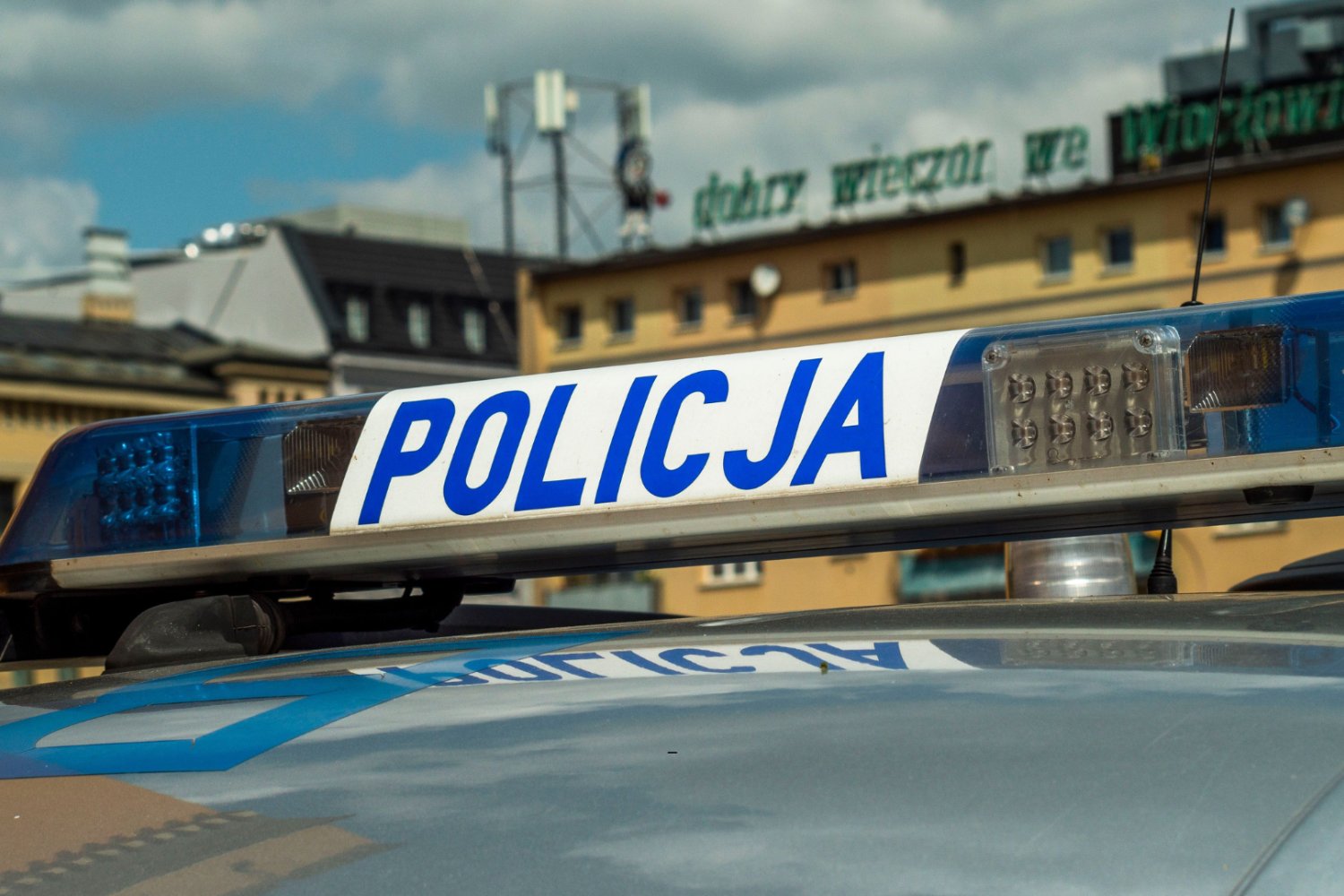 Samochód policyjny, syrena policyjna.