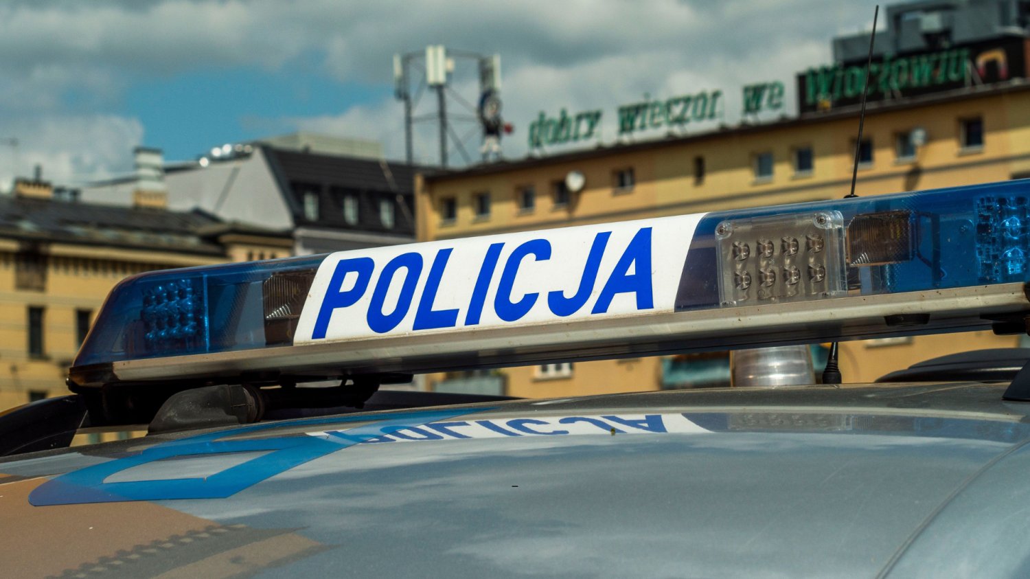 Kamraci "Jaszczura" w mundurach łudząco podobnych do policji. MSWiA umywa ręce Samochód policyjny, syrena policyjna.