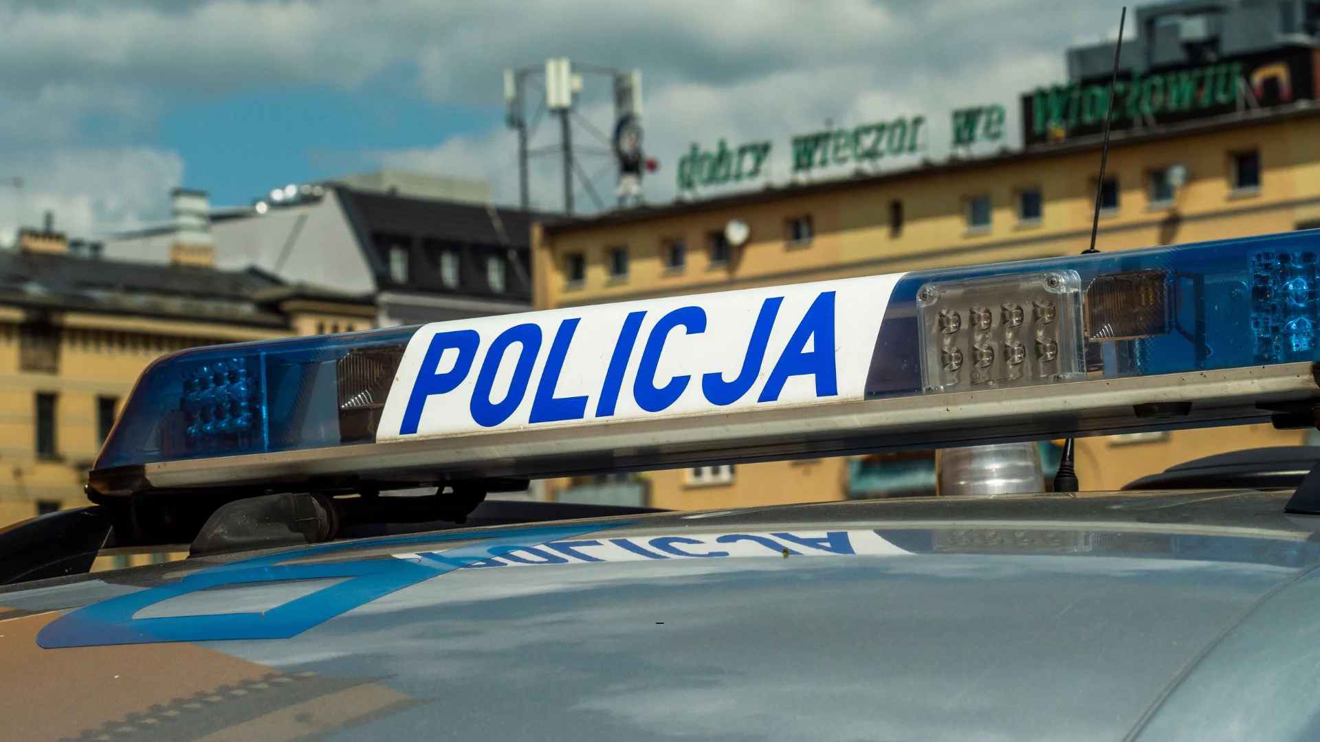Samochód policyjny, syrena policyjna.