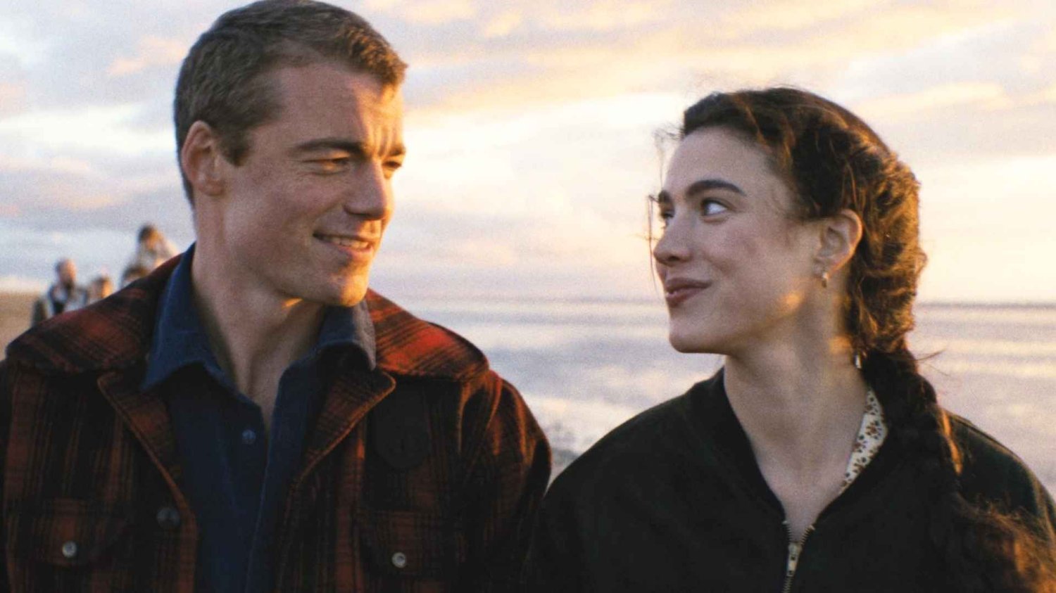 Gabriel Basso i Margaret Qualley w filmie "Miłość twojego życia"
