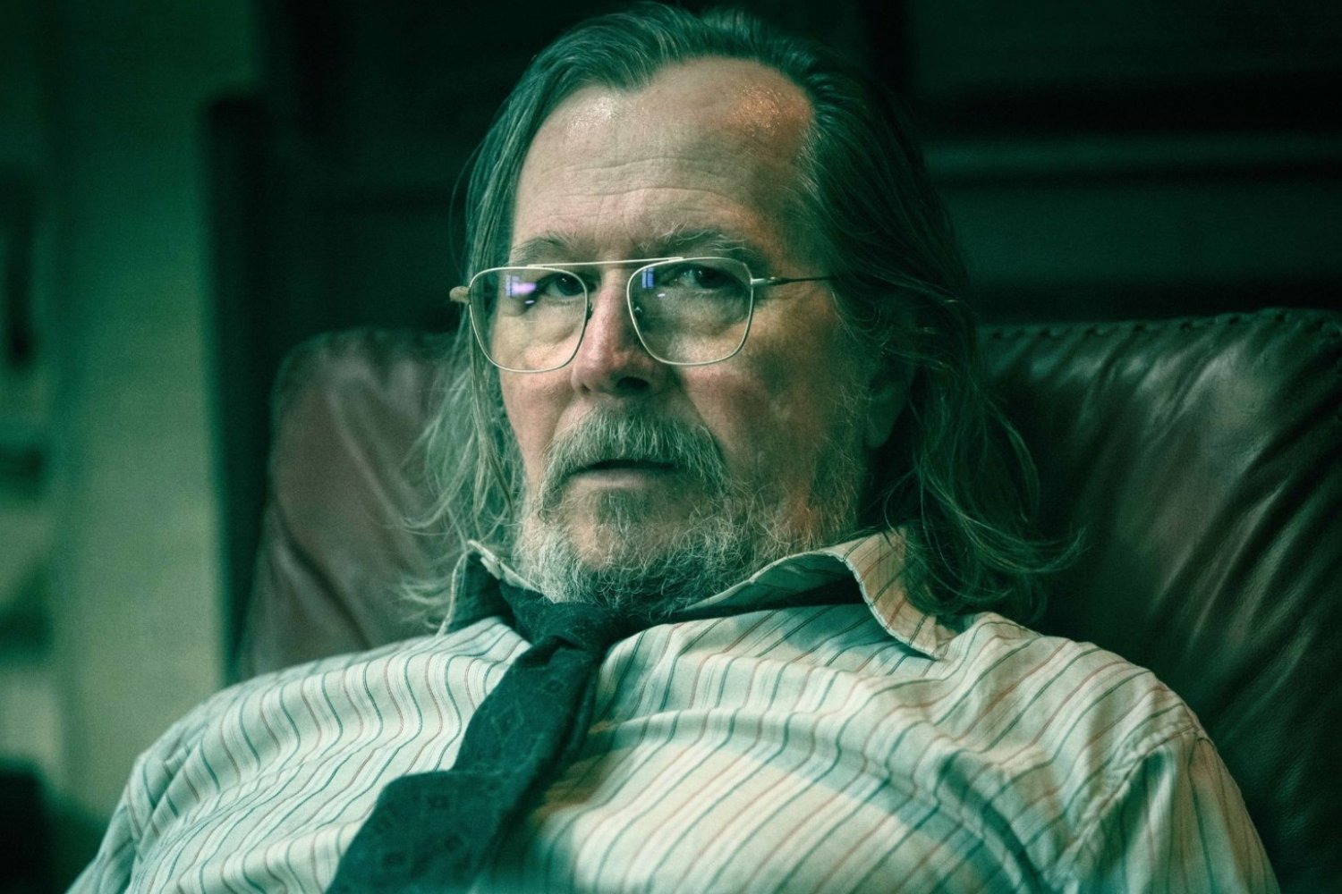 Oldman wraca jako najbardziej odpychający szpieg w TV. Zwiastun serialu wbija w fotel Gary Oldman w 6. sezonie serialu "Kulawe konie"