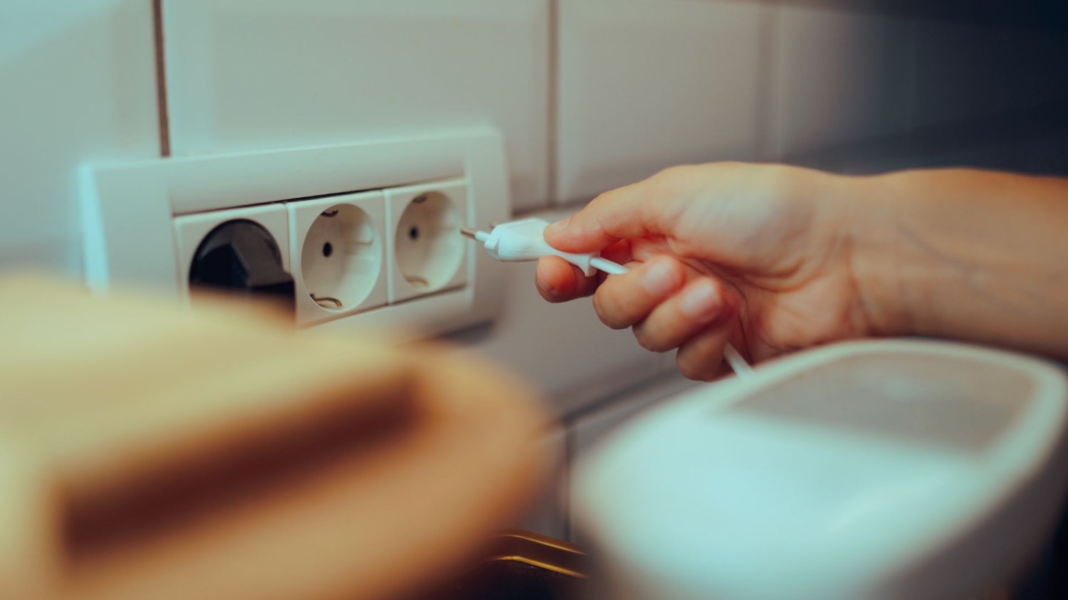 Cichy pożeracz prądu w twojej kuchni. Pobiera tyle mocy co 50 lodówek naraz gniazdko w kuchni
