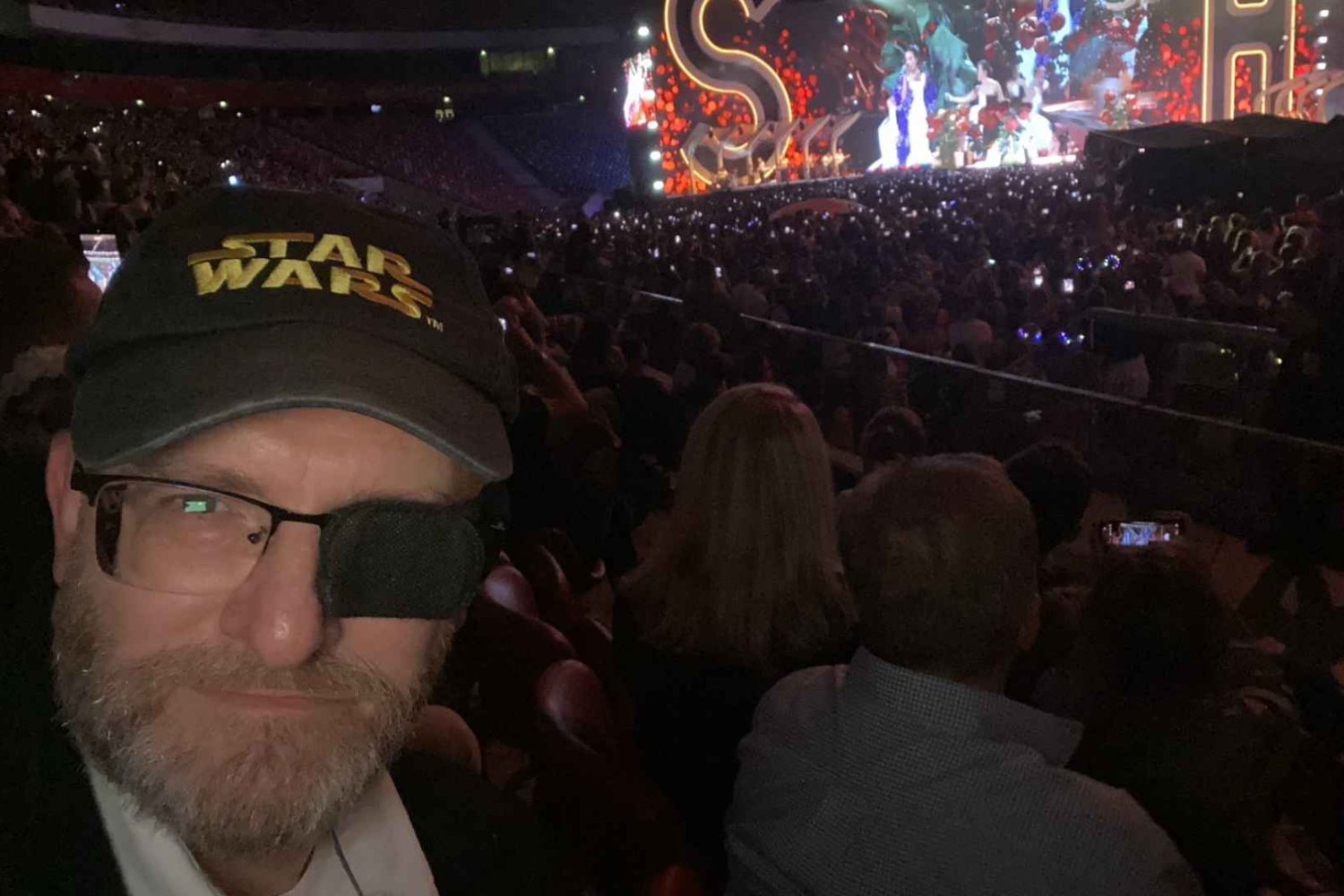 Grzegorz Braun bryluje na koncercie sanah. "Należy się co najmniej Polonia Restituta" Grzegorz Braun na koncercie sanah.