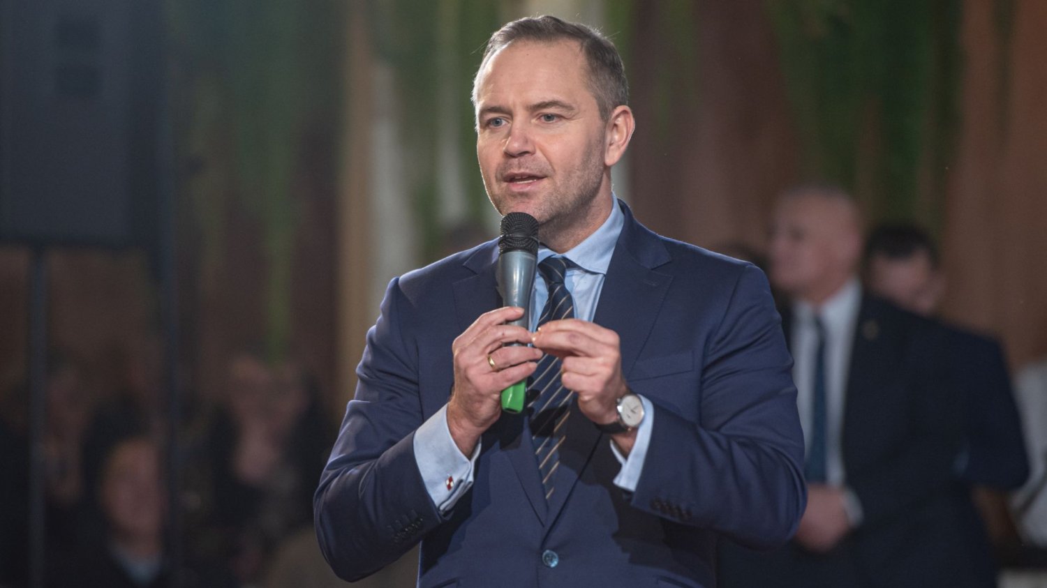 Seniorzy psują Nawrockiemu wynik w nowym sondażu. 46,6 proc. kontra 41,2 proc. Karol Nawrocki