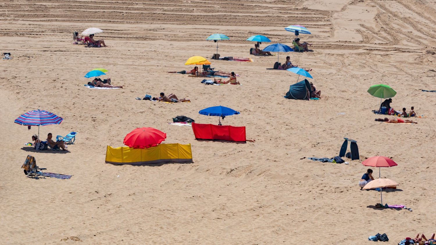 Parawany pojawiają się na plażach nie tylko w Polsce Nie tylko Polacy rozkładają parawany na plażach