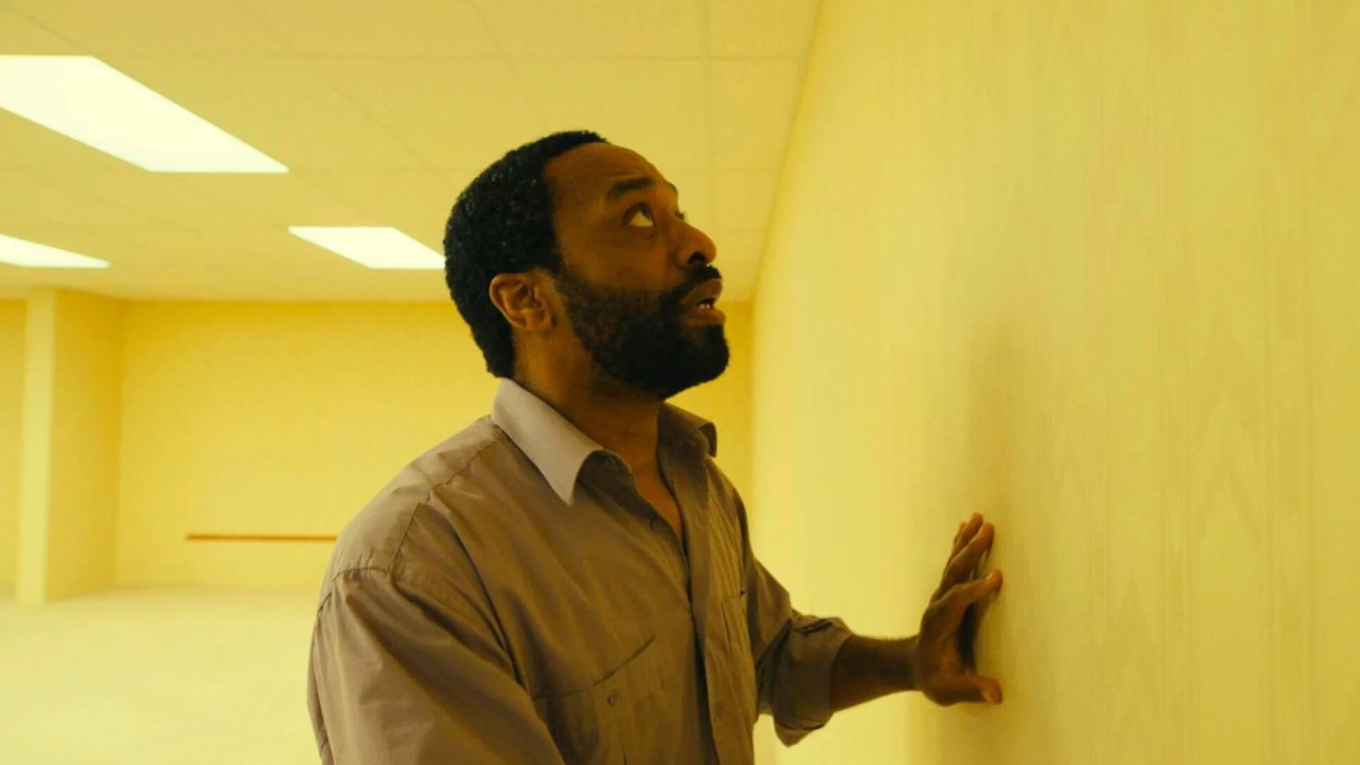 Chiwetel Ejiofor w filmie "Backrooms: Bez wyjścia"