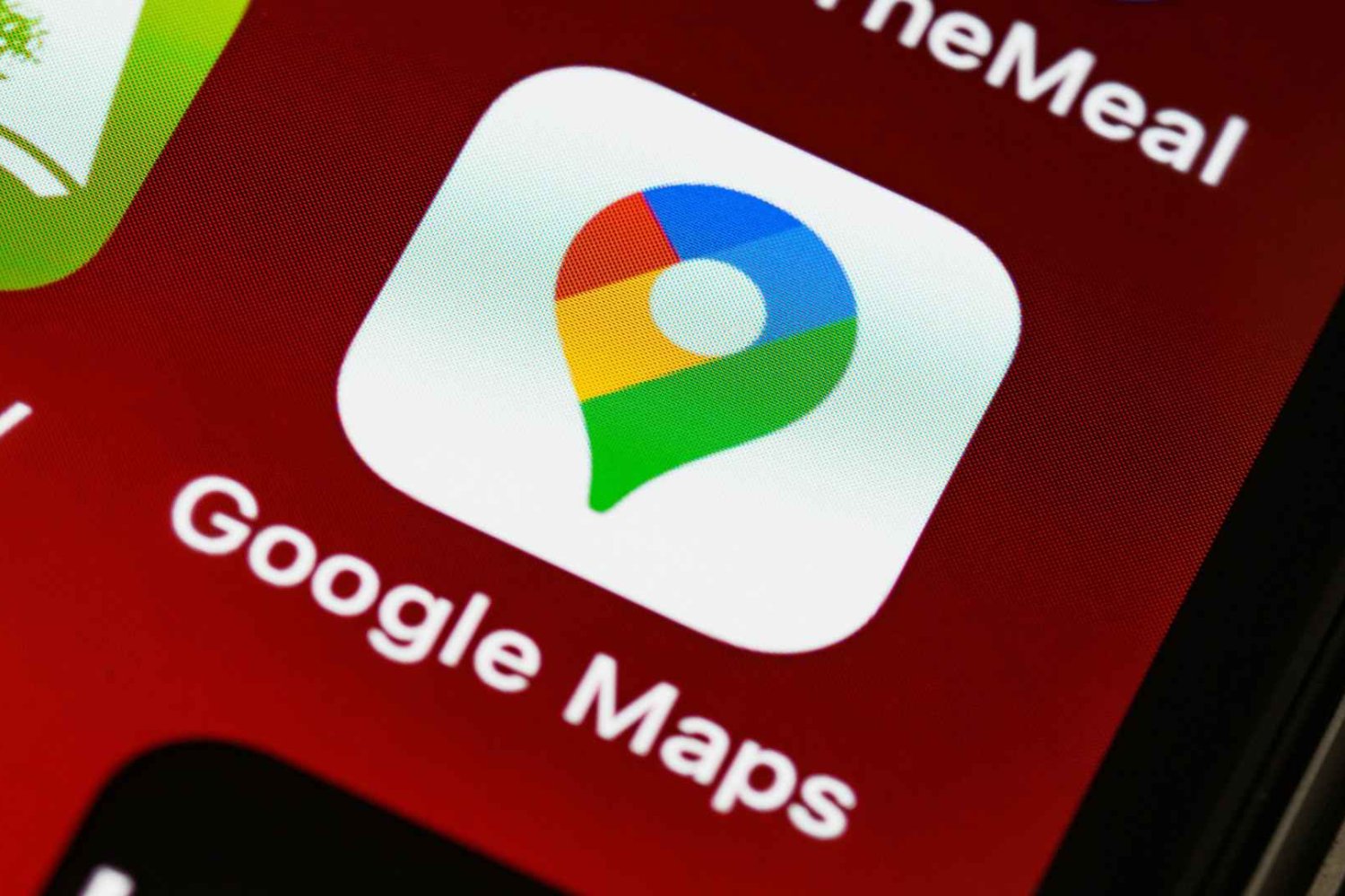 ikonka aplikacji Google Maps na burgundowym tle