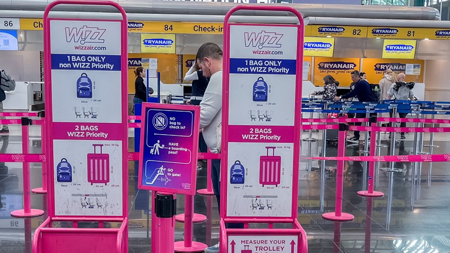 Czy to koniec tanich biletów Wizz Air i Ryanair? UE chce walizkę kabinową w cenie biletu