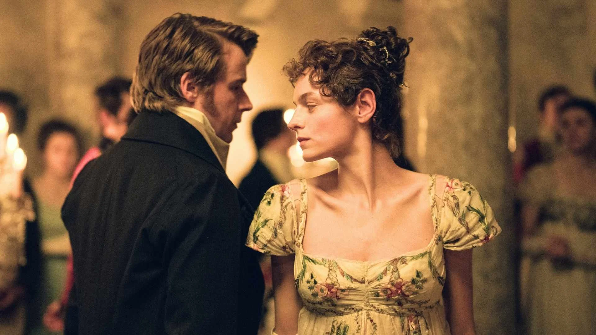 Jack Lowden i Emma Corrin w serialu "Duma i uprzedzenie"
