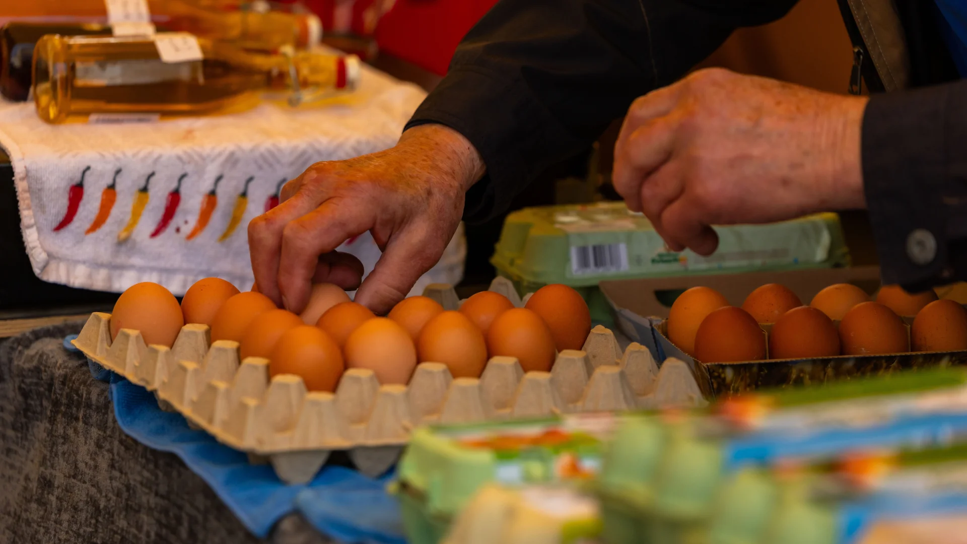 Zmiany w sprzedaży bezpośredniej. Znikają limity na dziczyznę i część urzędowych obowiązków Jajka na straganie – sprzedaż bezpośrednia produktów od rolnika