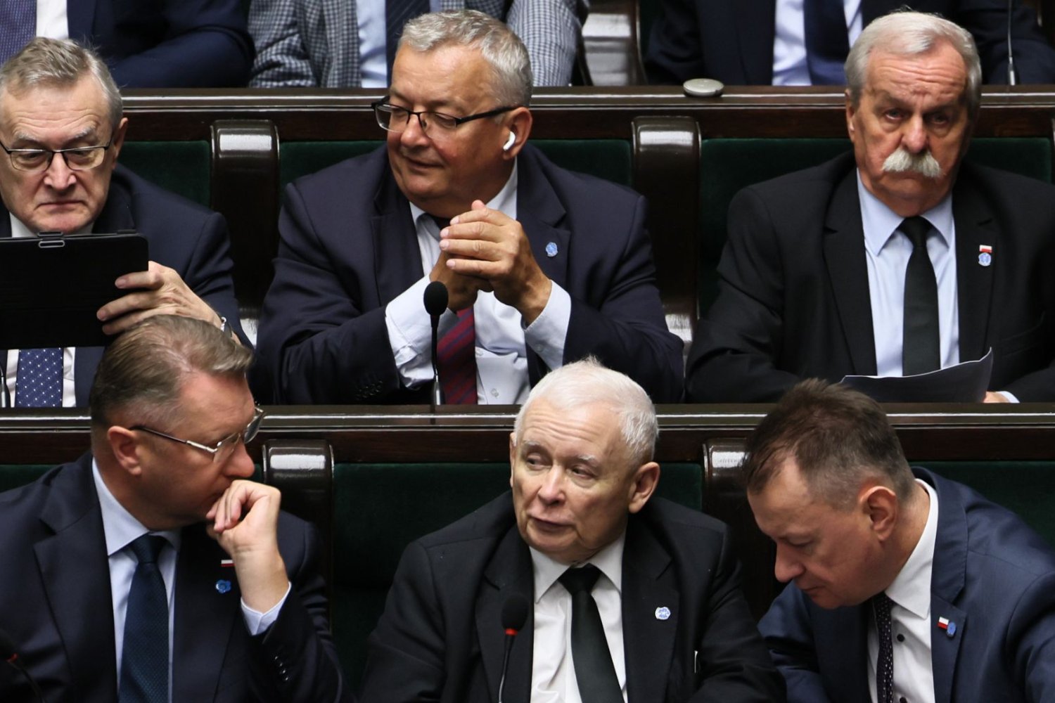 Sondaż, którym PiS chwali się na całego. Szpila w Morawieckiego aż bije po oczach Jarosław Kaczyński i politycy PiS w Sejmie