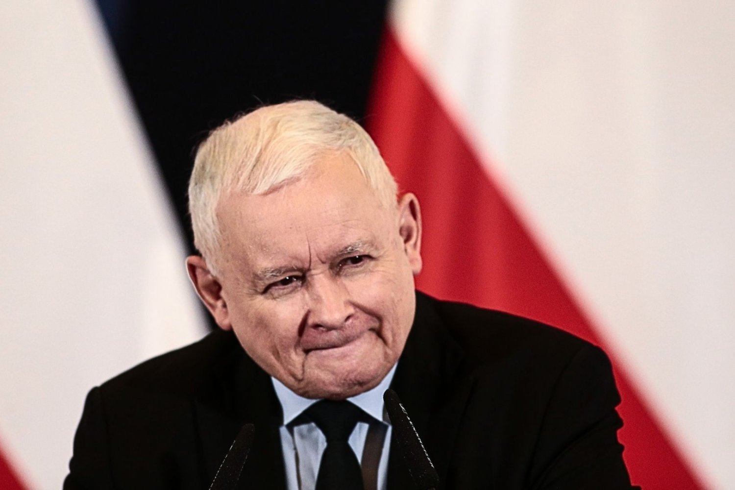 Prezes PiS Jarosław Kaczyński. W tle flaga Polski Jarosław Kaczyński na tle flagi Polski