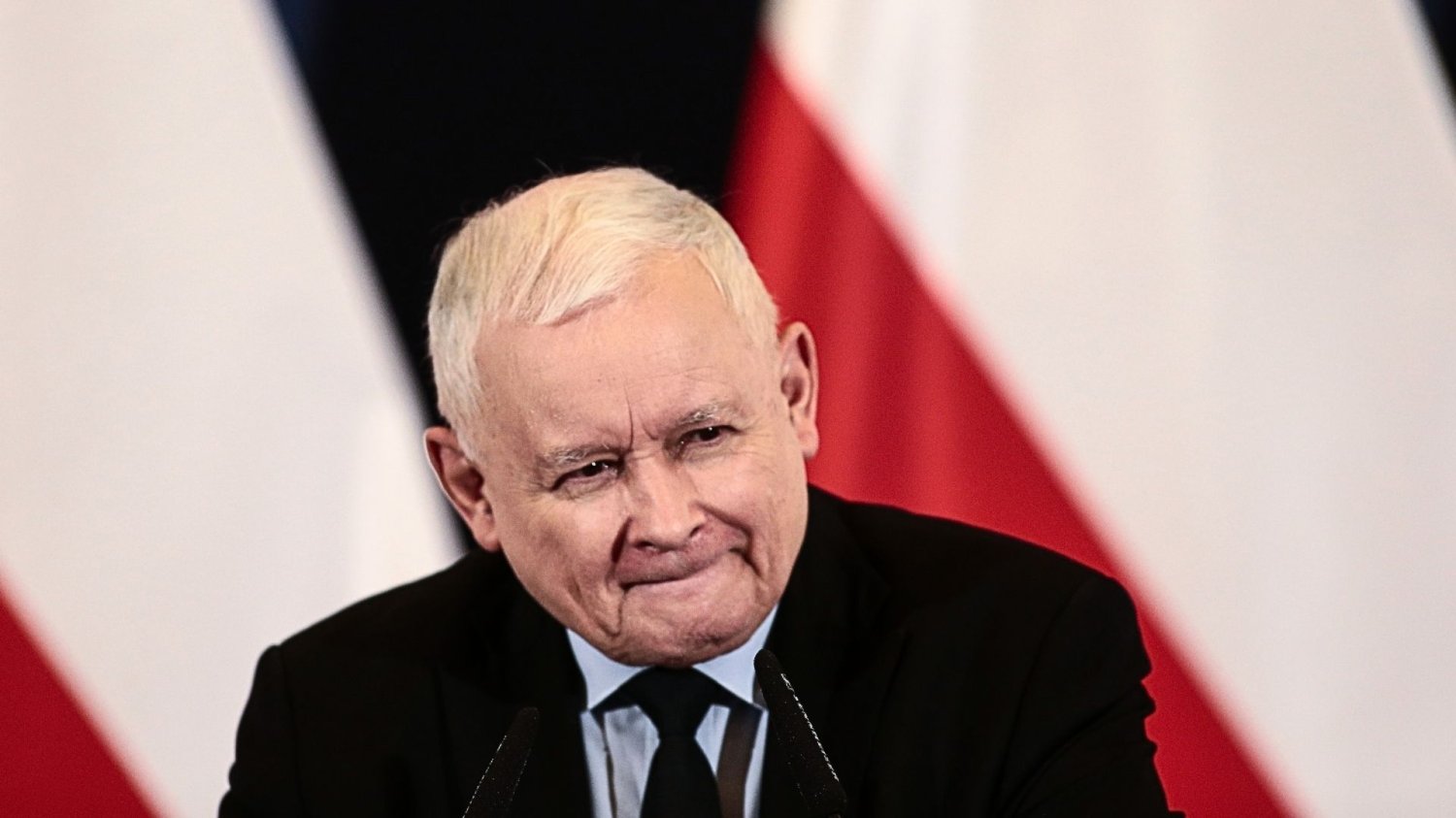 Jarosław Kaczyński na tle flagi Polski