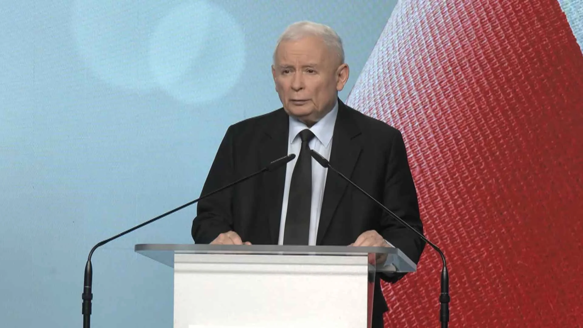 Kaczyński przerwał mileczenie. Wyszedł mówić o "te j lepszej benzynie" i krypto Jarosław Kaczyński