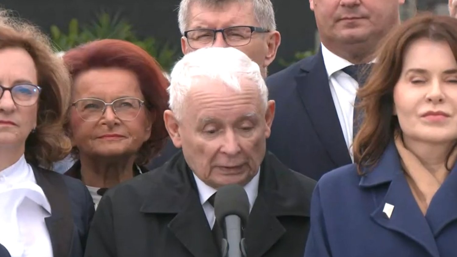 Awantura pod pomnikiem Lecha Kaczyńskiego. "Czy oni działają na zlecenie rosyjskie" Jarosław Kaczyński w czasie miesięcznicy.
