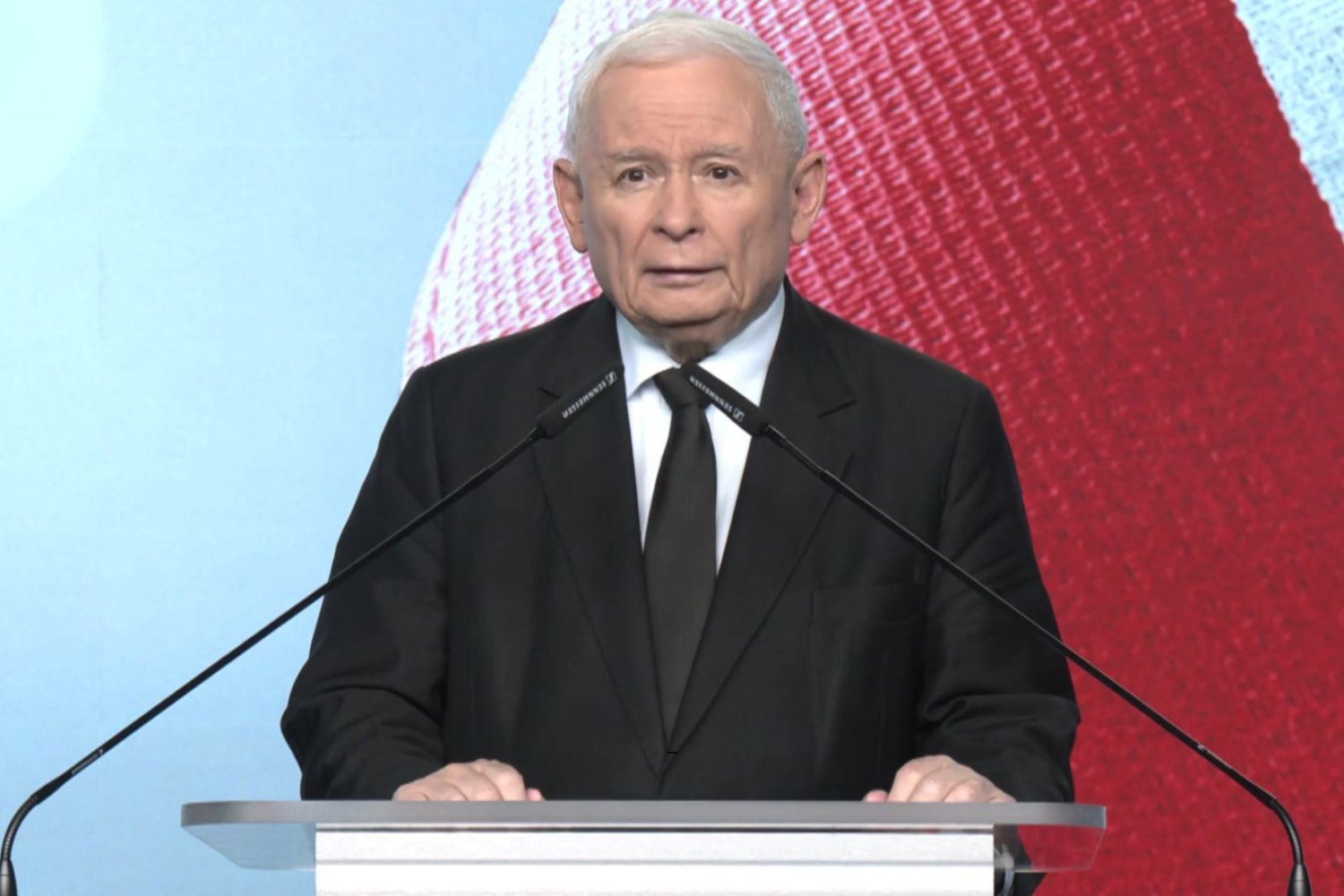 Kaczyński odpala bombę. "30 członków PiS zrezygnowało z członkostwa" Jarosław Kaczyński w trakcie konferencji w piątek
