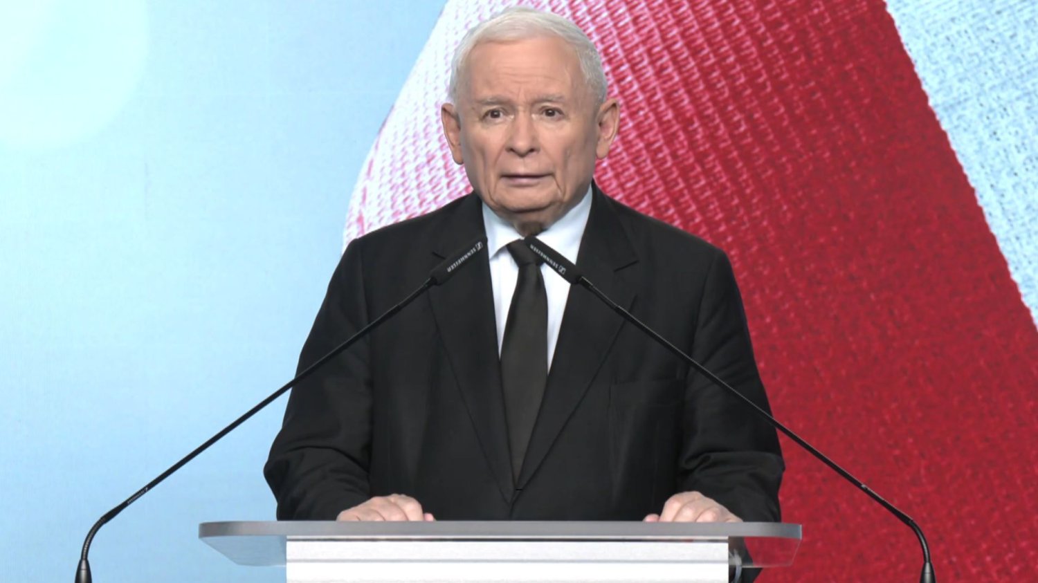 Jarosław Kaczyński w trakcie konferencji w piątek