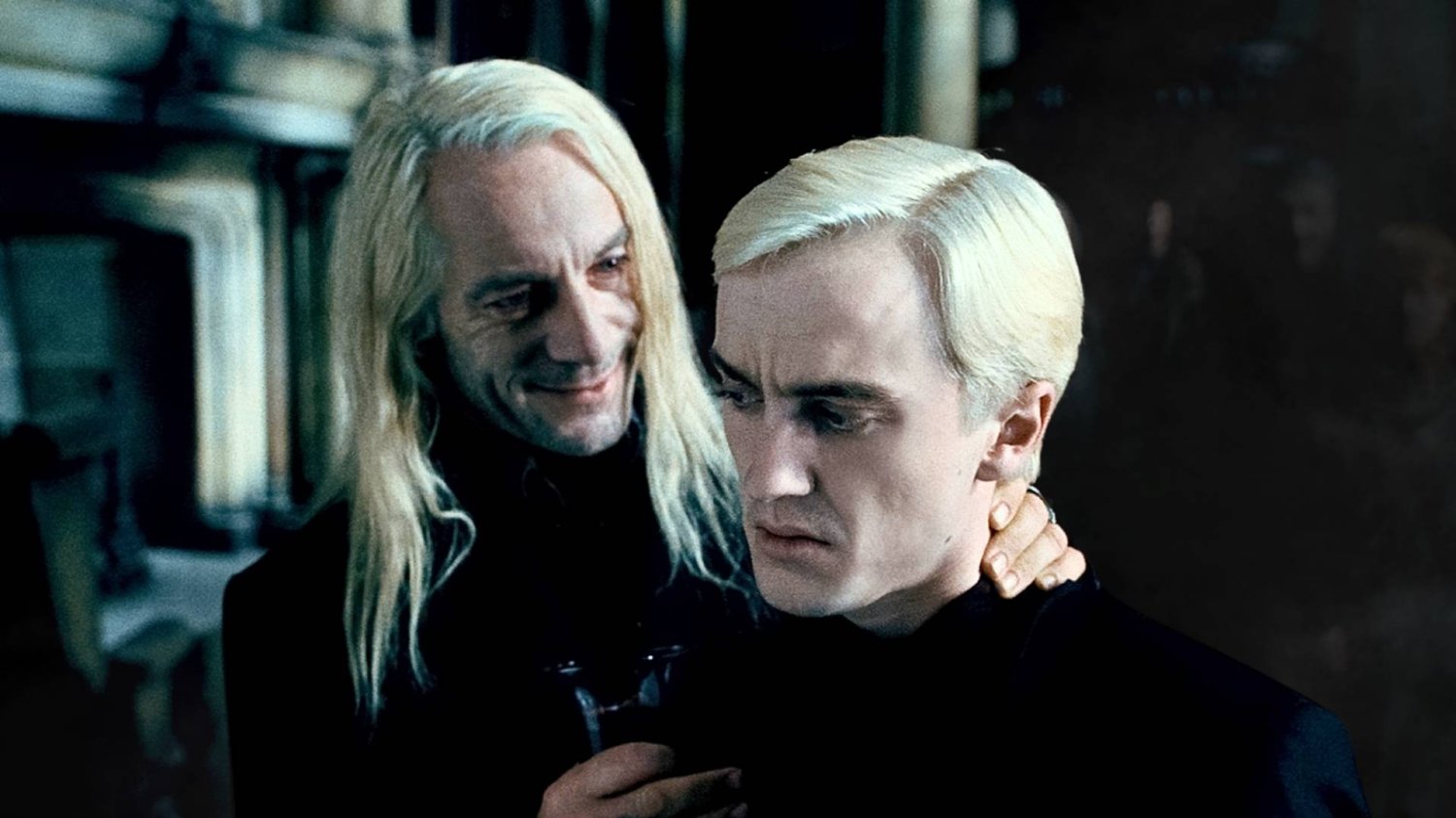 Jason Isaacs i Tom Felton w filmie "Harry Potter i Insygnia Śmierci"