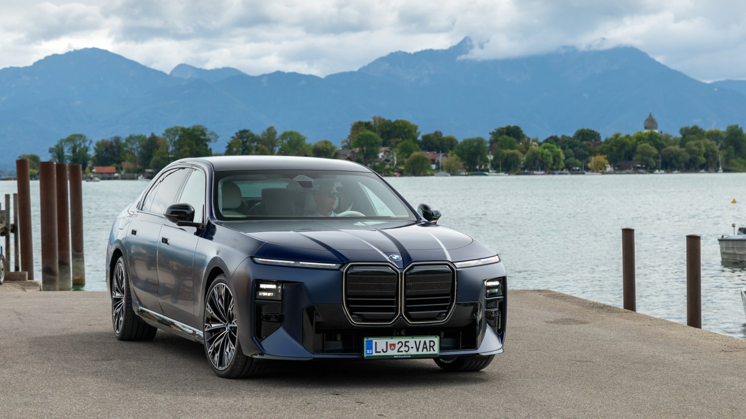 Nowe BMW serii 7 to problem dla Mercedesa. Najlepszym wyborem może być elektryk