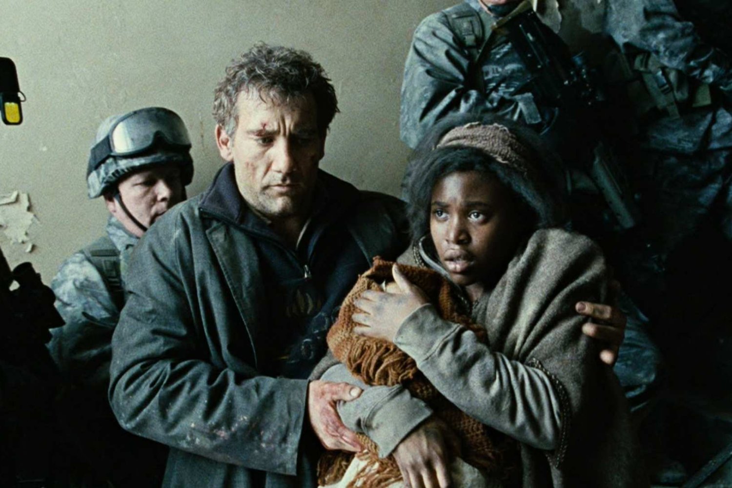 Kadr z filmu "Ludzkie dzieci" z Clivem Owenem