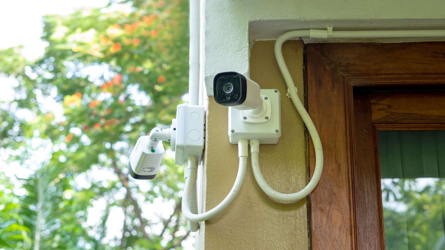 Kara za kamery prywatnego monitoringu od UODO Kamery monitoringu zainstalowana na elewacji domu jednorodzinnego.