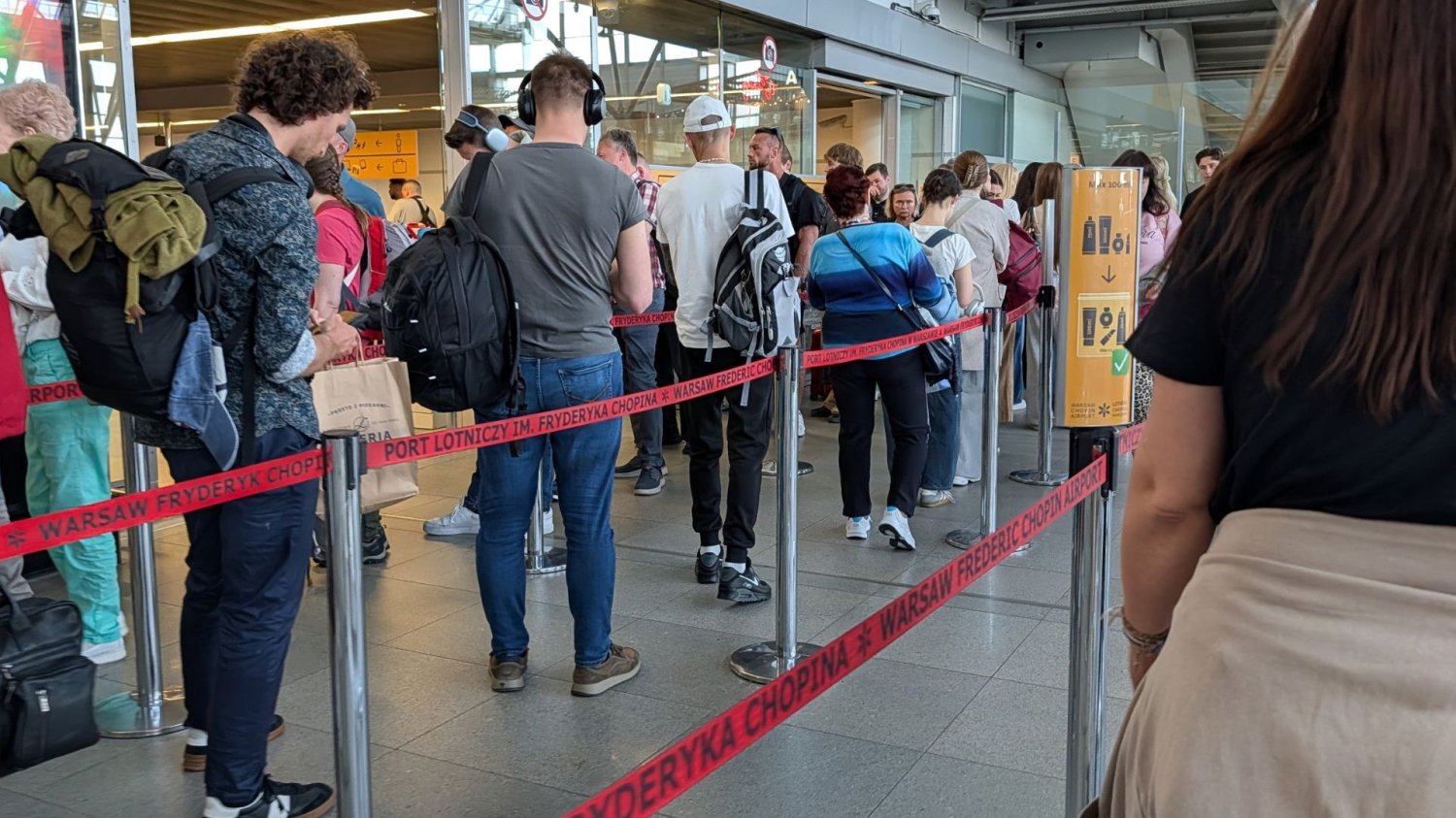 Chińczyk robił zdjęcia na Lotnisku Chopina w niedozwolonym miejscu Kara dla Chińczyka za robienie zdjęć na Lotnisku Chopina