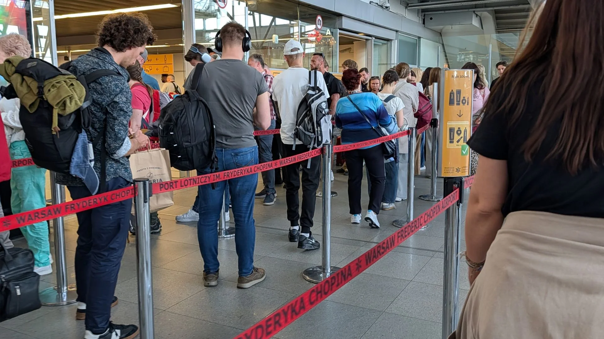 Chińczyk robił zdjęcia na Lotnisku Chopina w niedozwolonym miejscu Kara dla Chińczyka za robienie zdjęć na Lotnisku Chopina