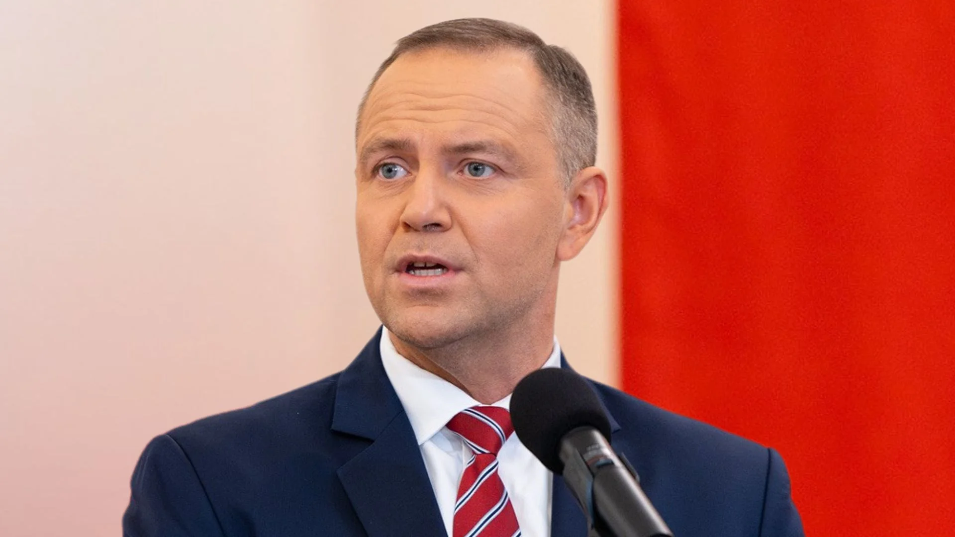 Proces Nawrockiego z Onetem doczekał się nagłego zwrotu. I szalonej akcji Macierewicza