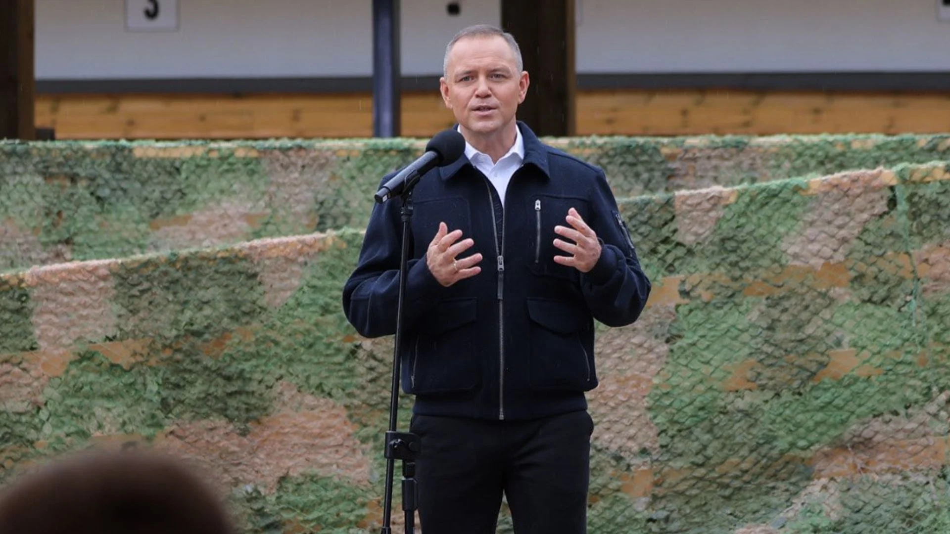 Nawrocki ubolewa nad Polakami bez broni. Sam "szczęśliwie" należy do 1 procenta