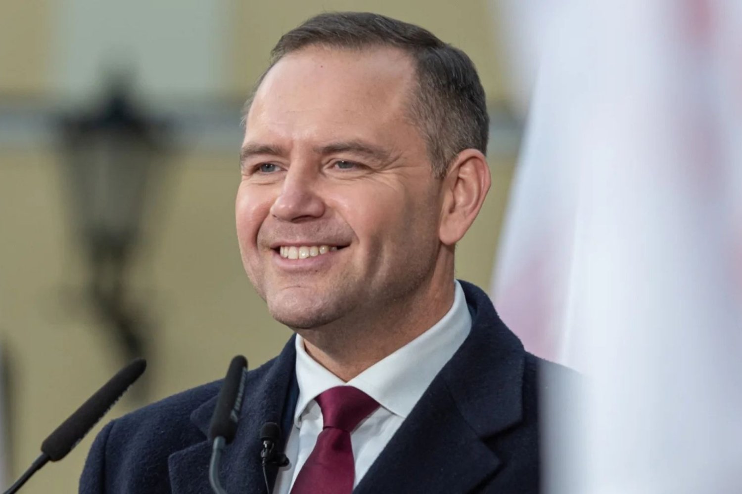 Nawrocki bryluje z młodymi na plaży. A nowy sondaż pokazuje, że wie, co robi Karol Nawrocki